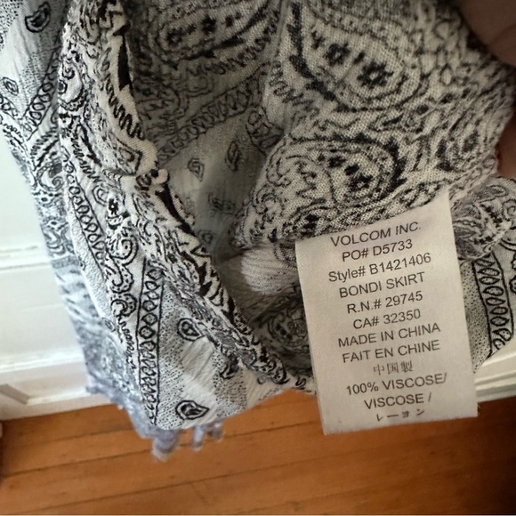 Volcom 90s Style Maxi Skirt Back Slit Lettuce Hem Paisley Bandana Black White - Picture 9 of 11